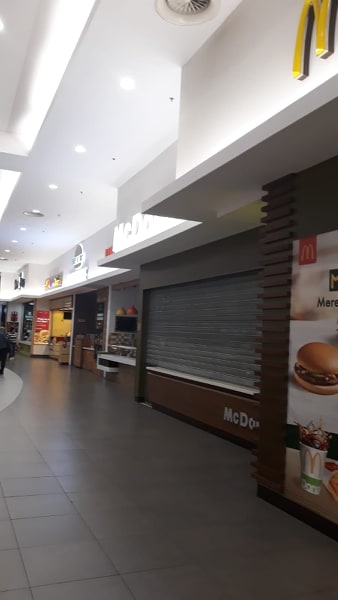 Alertă într-un mall din România. Toate restaurantele au fost închise