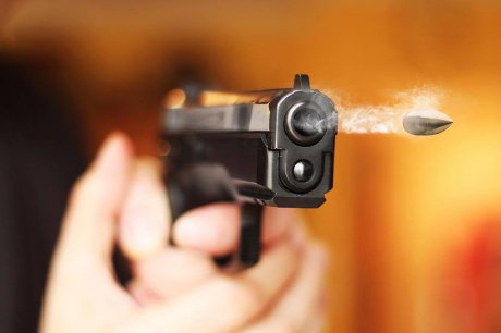 Focuri de armă în România. Un bărbat a fost împușcat de polițiști