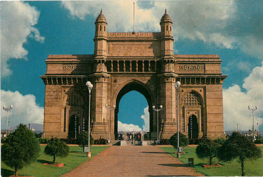 Poarta Indiei din Bombay, Regele Angliei și reporterul pribeag