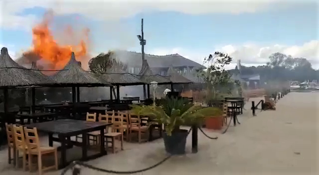 Incendiu violent la Olimp. Arde o cherhana de pe malul mării