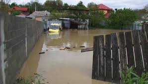 Inundațiile au făcut ravagii în 14 localități. Se intervine în zonele grav afectate