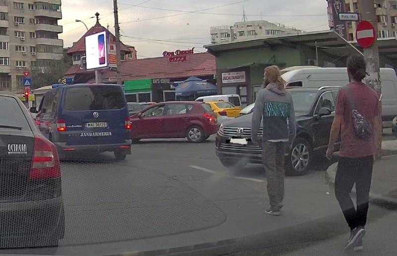 Scene de groază în București! Doi tineri bat la întâmplare pasagerii din mașini