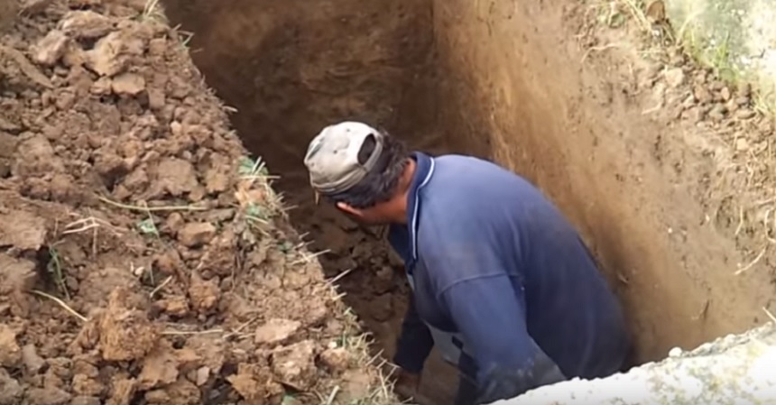 Caz șocant. A găsit un nou-născut îngropat de viu, în timp ce-i săpa groapa propriei fiice