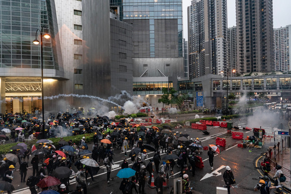 Focuri de armă la protestele violente din Hong Kong. 51 de persoane rănite, unele grav