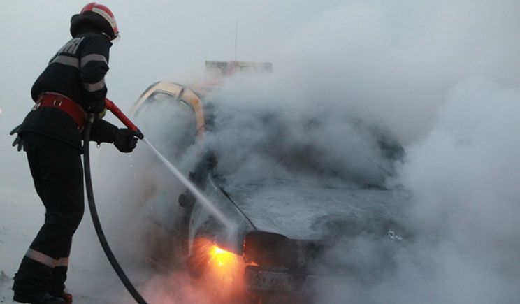 Cinci mașini, incendiate în parcare. Se întâmplă în România