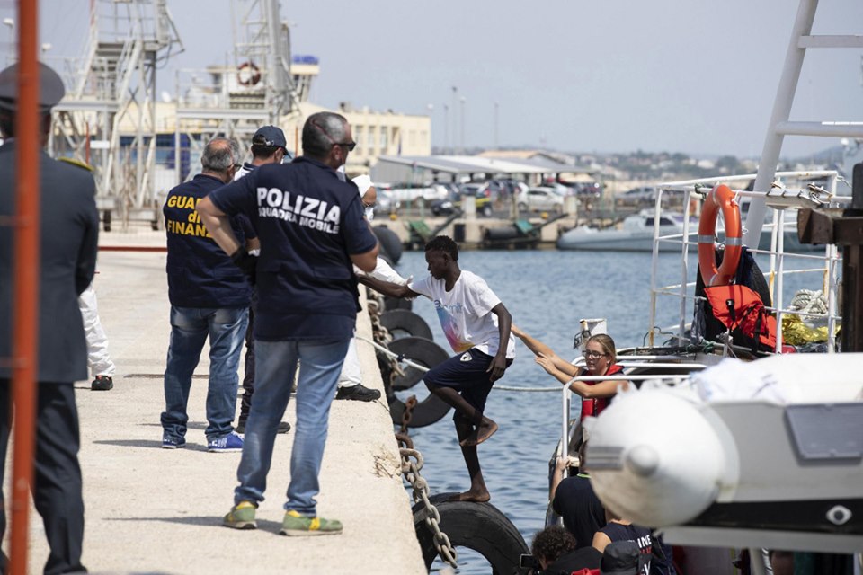 Italia. Zece nave cu migranţi ale ONG-urilor așteaptă OK-ul de la noul guvern