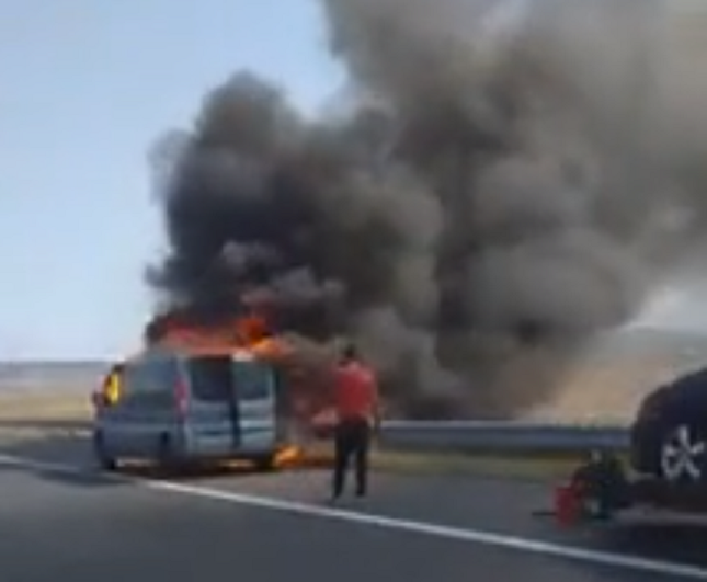 Incendiu pe Autostrada A1. Un microbuz a luat foc!