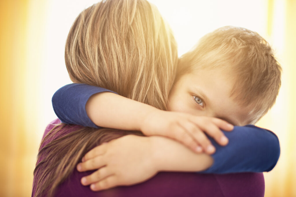 Îmbrățișările dese dezvoltă creierul copiilor