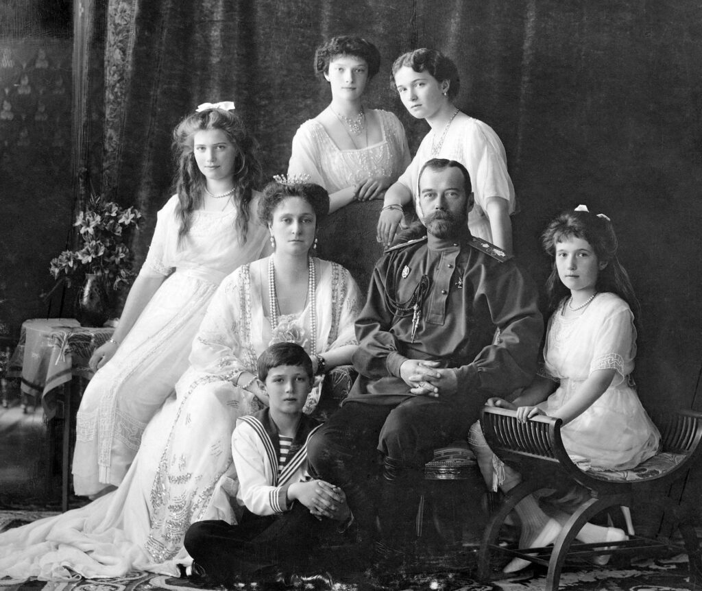 Cadavrele Romanovilor ridicate de „coșar”, după crima bolșevică