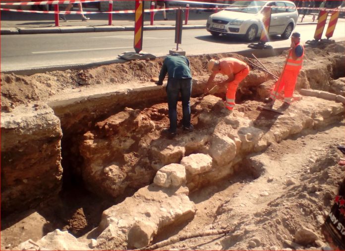 Arheologii din Cluj au scos la iveală prima poartă de intrare în orașul medieval