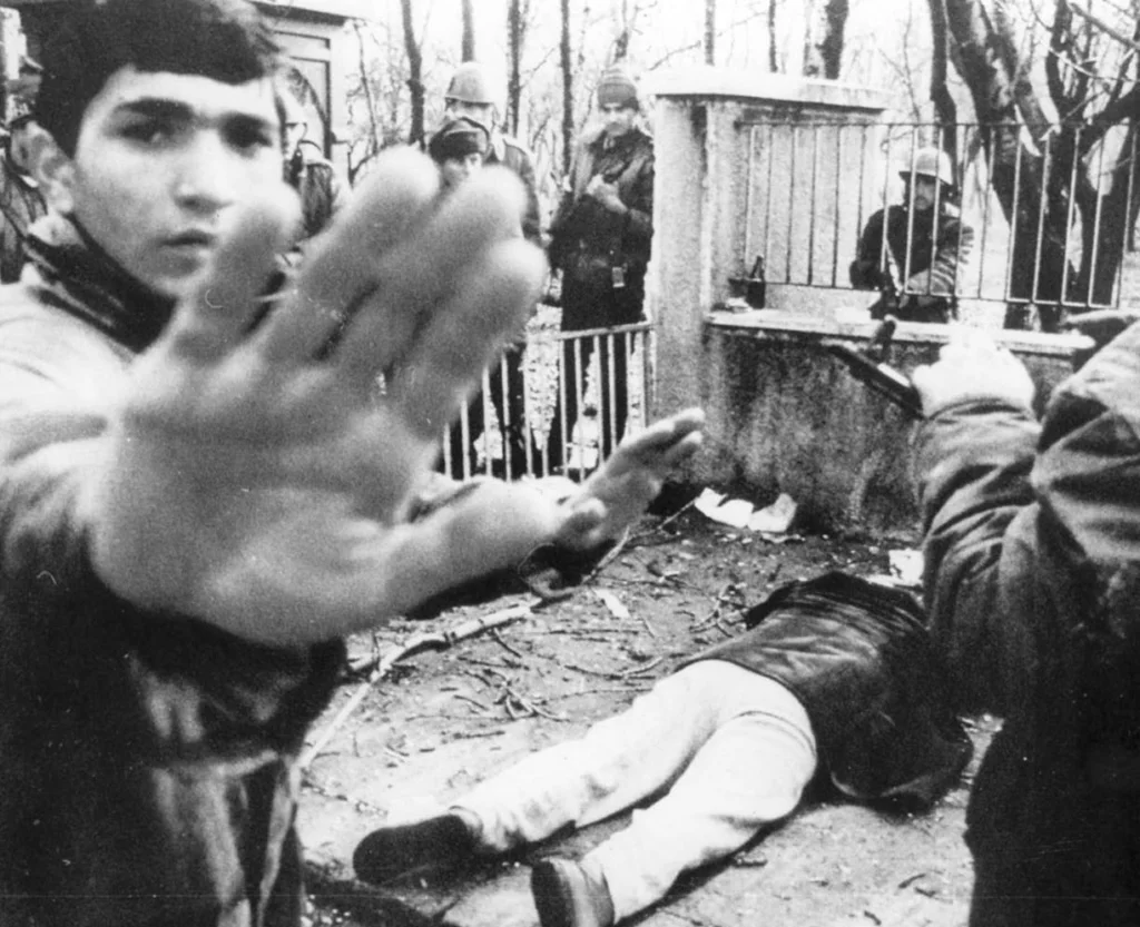 Cine a tras în noi după 22? Armata sau Securitatea, dezvăluirile unui istoric despre Revoluția din Decembrie 1989