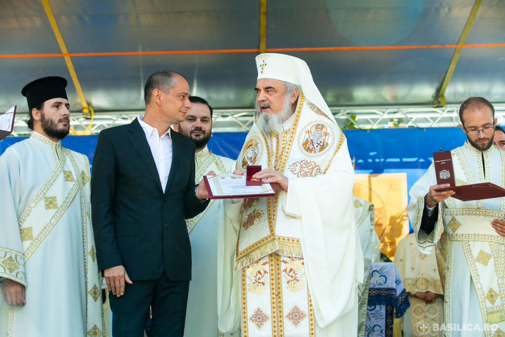 Primarul Daniel Băluță decorat de Patriarhul României. „Este o recunoaștere a eforturilor”. Ce distincție a primit