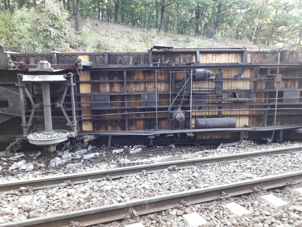 Circulație feroviară oprită între București și Timișoara! Accident de tren: vagoane răsturnate