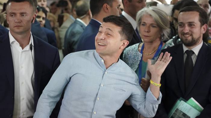 Actorul-președinte Zelenski îi face o reverență lui Putin