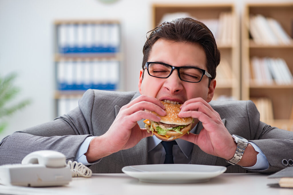 Produsele fast-food afectează creierul. Modul perfid în care acționează este șocant