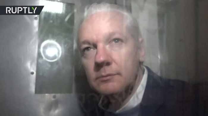 Assange a şocat în instanţă: Nu şi-a amintit numele și vârsta. Părea debusolat, speriat…