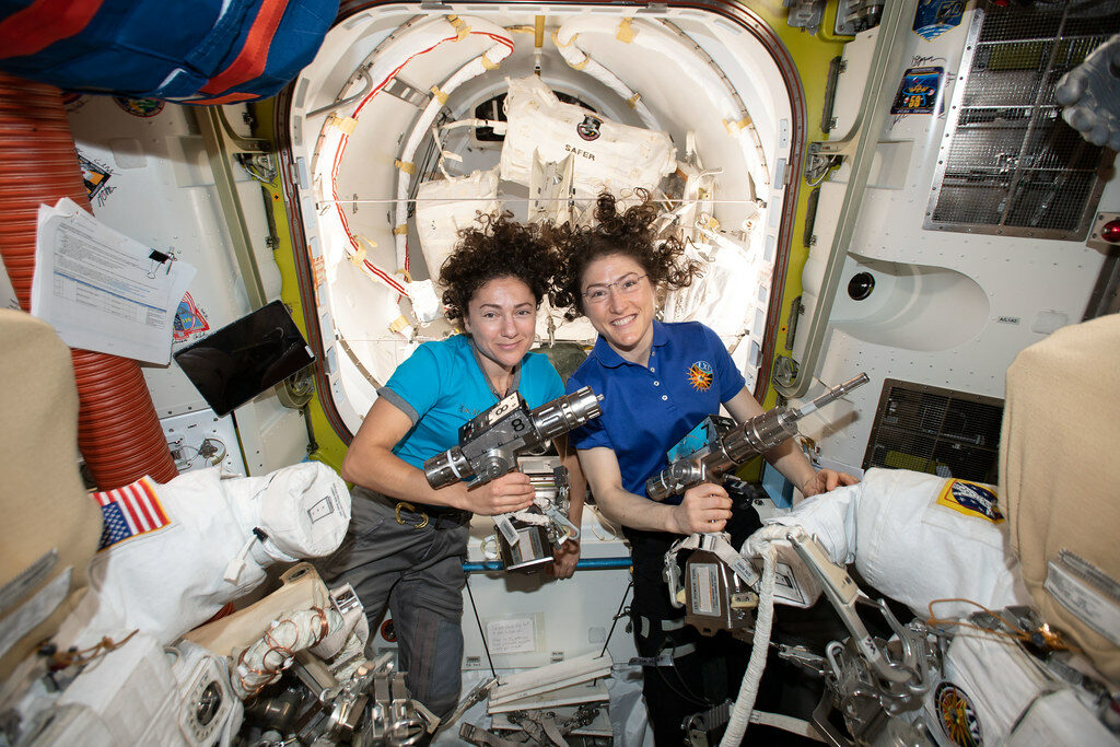 Ziua cea mare la NASA: Primul echipaj exclusiv feminin efectuează o misiune în afara Staţiei Spaţiale. Unde puteţi viziona