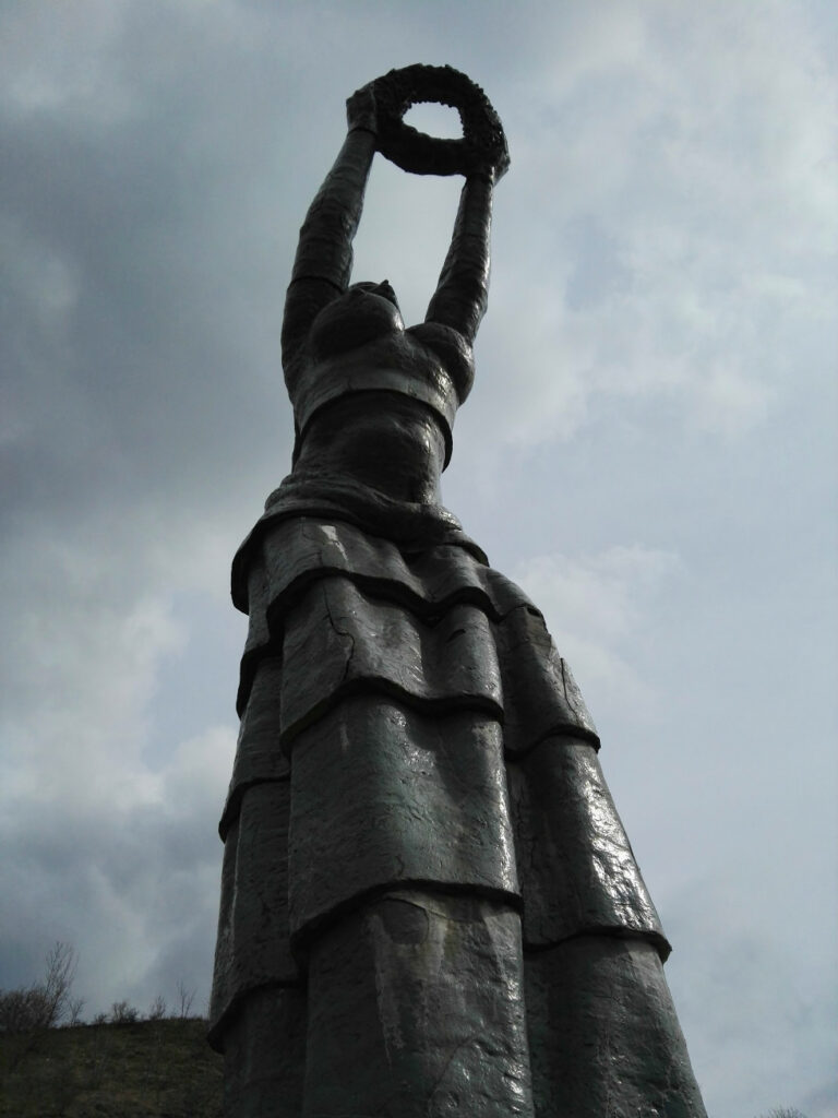 Statuia Nepăsării. La malul Dunării, Danubia așteaptă să ne trezim