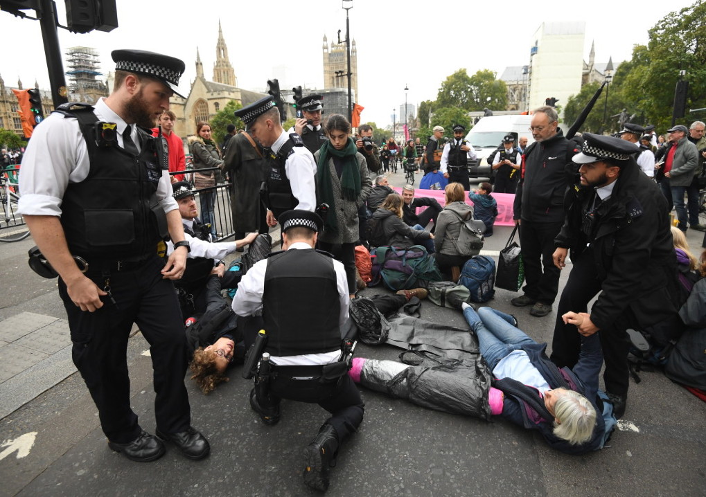 Protest în centrul Londrei.135 de activiști ecologişti reținuți de poliția britanică