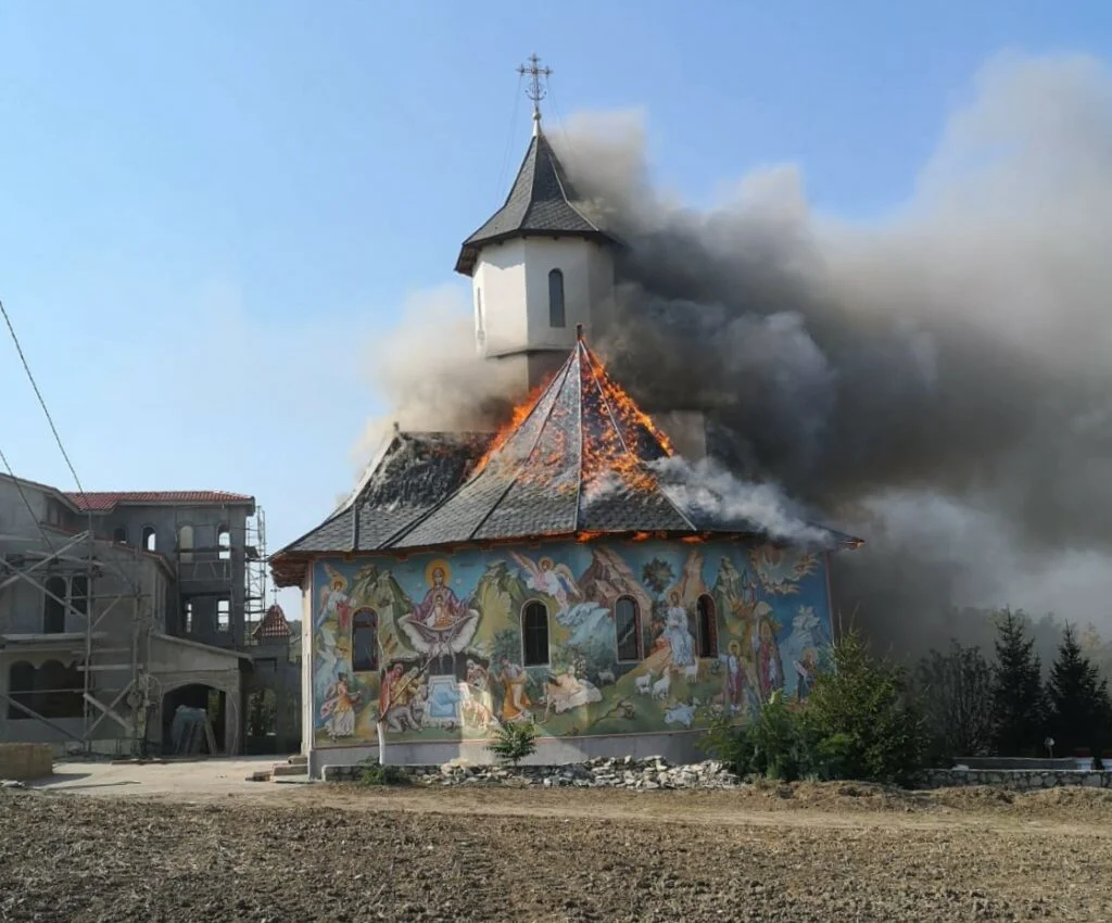 Alertă la o mânăstire din județul Constanța. Biserica, distrusă de flăcări