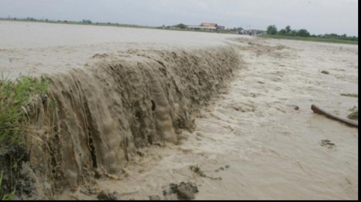 Inundații apocaliptice în țară. Au început operațiunile de evacuare a 500 de persoane