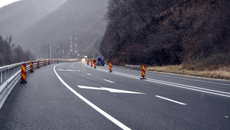 Restricții de circulație! Drumul folosit de mii de români intră în reabilitare