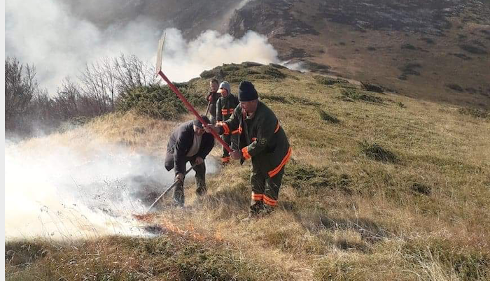 Dezastru natural în munții României! Pădurile și vegetația ard de trei zile
