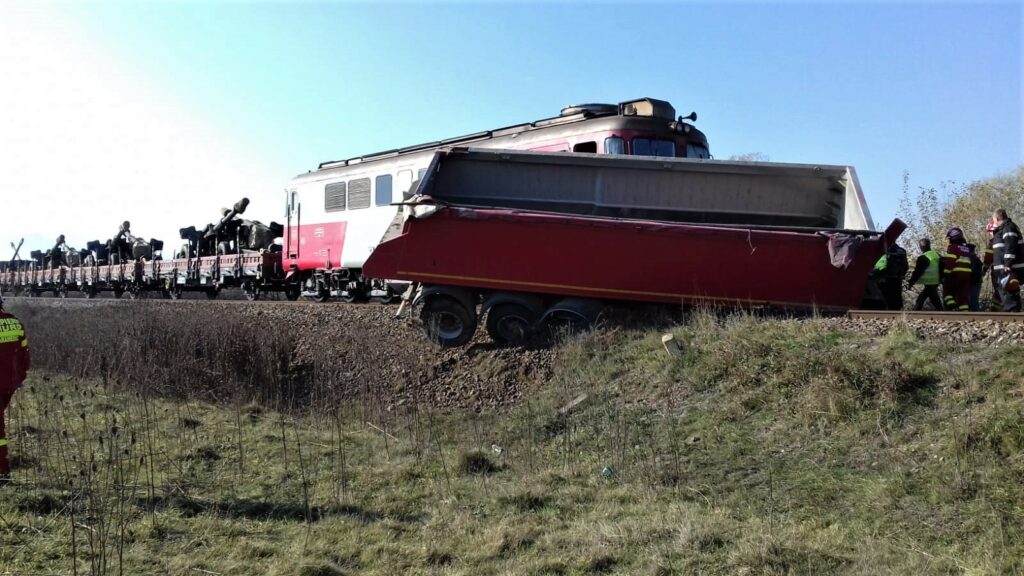 Accident feroviar la Sibiu. Trenul era încărcat cu tunuri și echipament militar. Traficul este blocat UPDATE