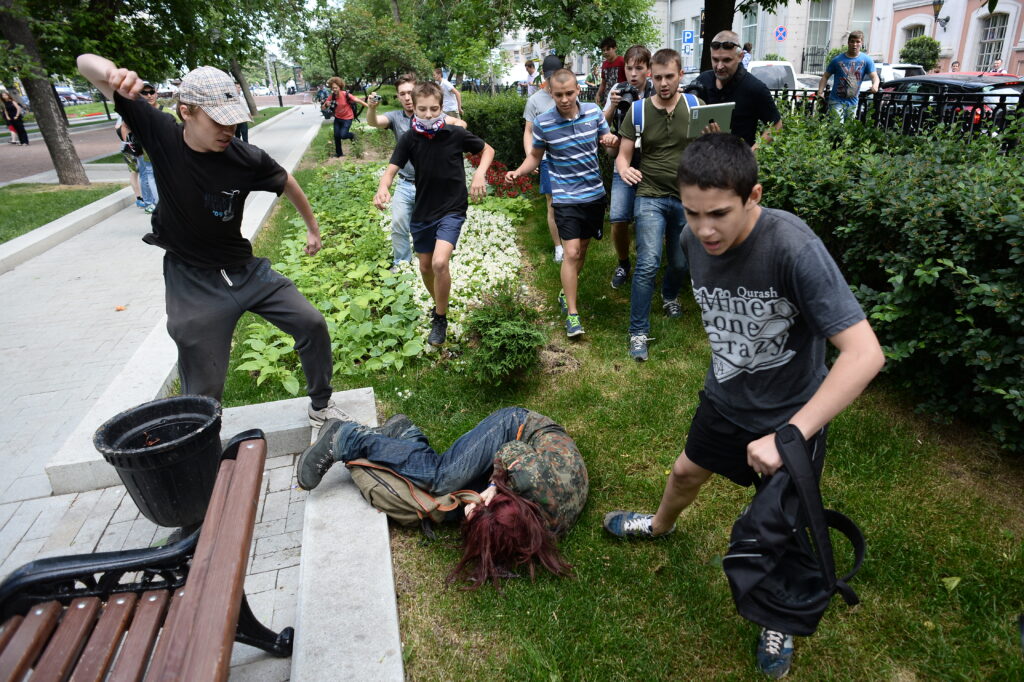 Alertă în România! Cinci bărbați au atacat cu cuțitul un tânăr de 17 ani
