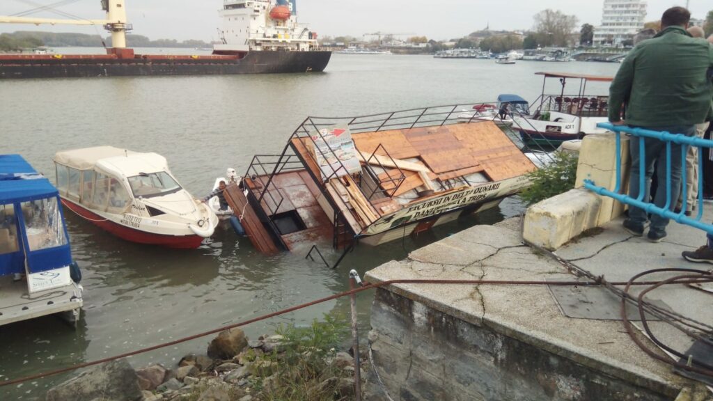 Accident naval la Tulcea. O navă a intrat în faleza orașului
