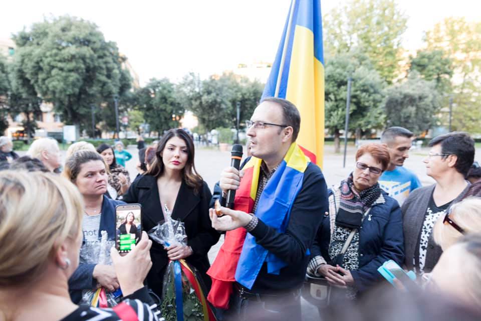 Alexandru Cumpănașu, protest în fața Poliției Caracal. „Dacă vă este prea frică, stați acasă!”
