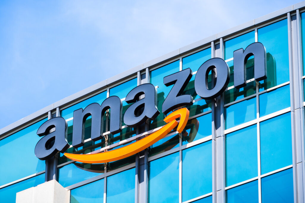 Amazon, acuzată că a postat reclame irelevante în rezultatele căutărilor, pentru creșterea profitului