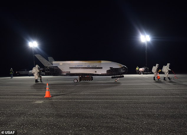 Avionul spațial Secret-Air X-37B a revenit pe Pământ după o misiune secretă de 780 de zile