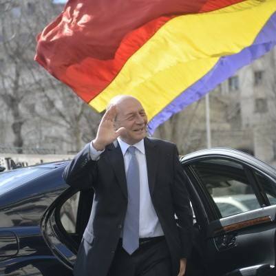 Băsescu și-a ales tabăra pentru alegeri și îndeamnă: „Votați cu el, fraților!”