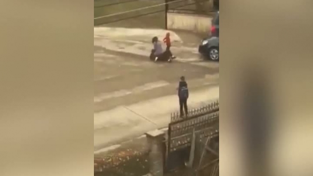 „Catfight” în fața școlii! De ce s-au bătut cele două femei
