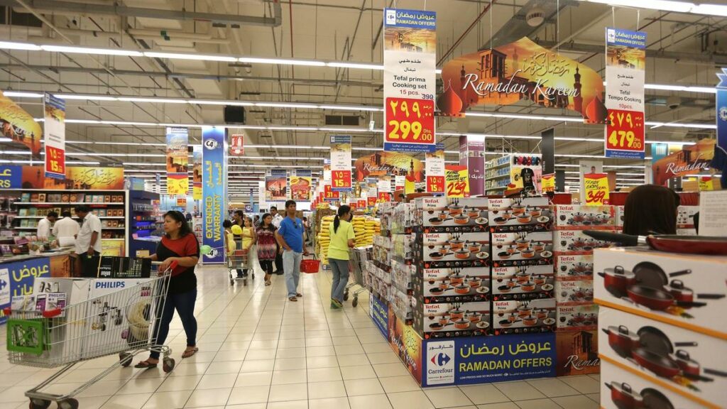 Alertă în București! ANPC declară război hypermarketurilor! A închis două. VIDEO