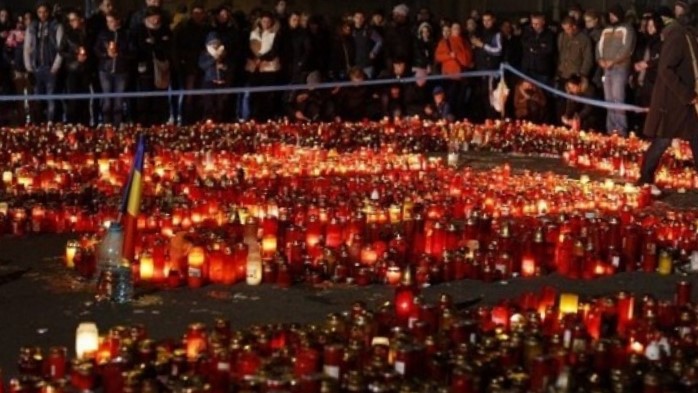 Comemorare cu flori albe și lumânări în amintirea victimelor de la Colectiv