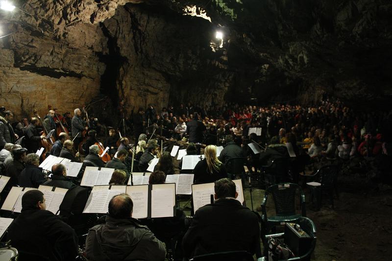 Unic în lume. Concert într-o peșteră de 100 de milioane de ani. Accesul e liber