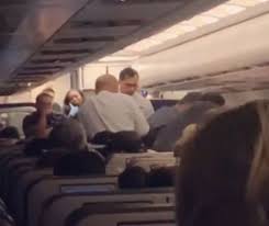 Un bărbat beat și violent a vrut să coboare din avion în timpul zborului. Cum a fost oprit