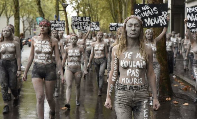 Protest macabru al militantelor Femen. „Mă vor asculta când voi fi moartă”