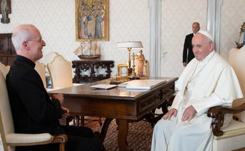 Papa Francisc l-a primit pe preotul activist LGBT James Martin