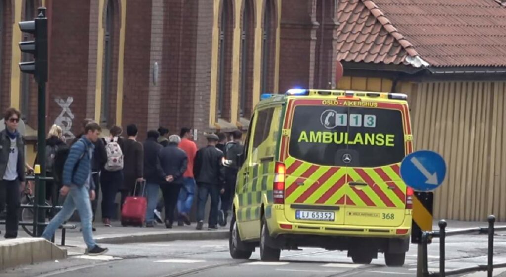 Atac armat în plină stradă! Un bărbat înarmat a intrat cu o ambulanță furată în mulțime