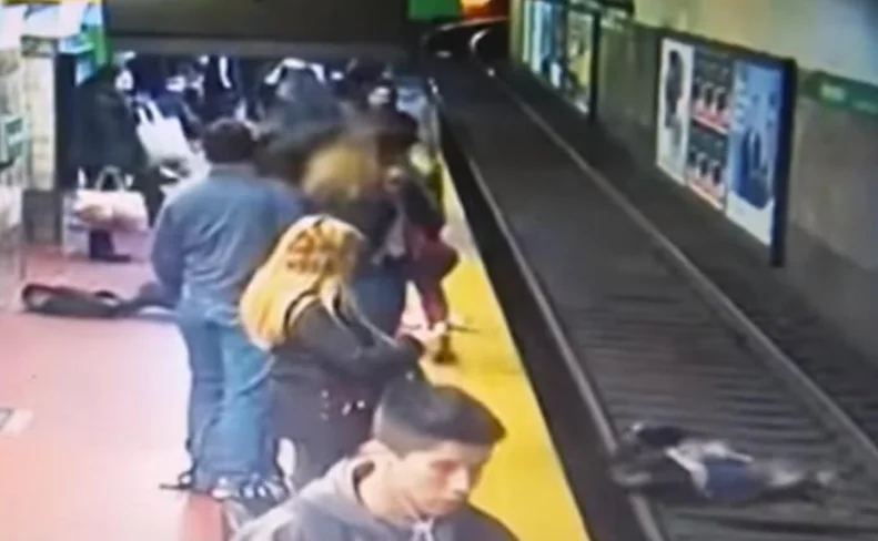 Femeie împinsă în fața metroului – video cu un puternic impact emoțional