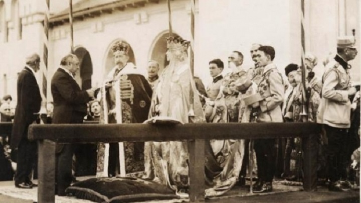 15 octombrie – Ziua în care regina Maria a îngenuncheat în fața lui „Nando” pentru a primi coroana României