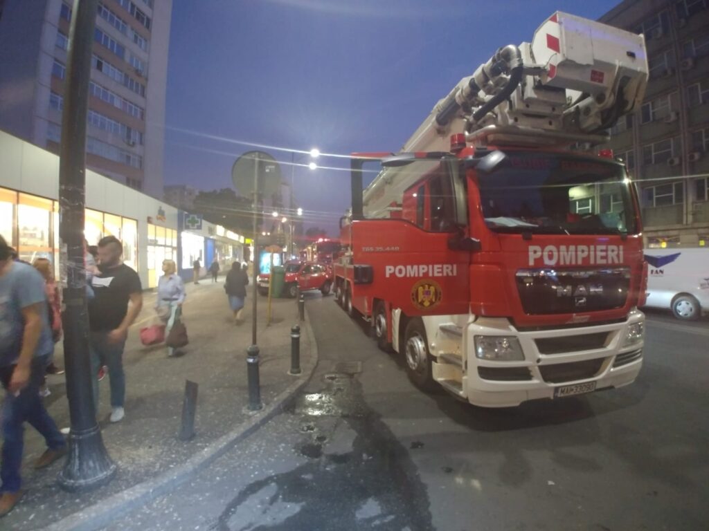 Incendiu devastator în Bucureşti. Două persoane sunt la spital în stare gravă