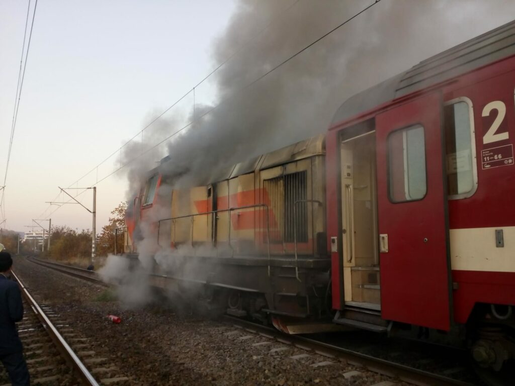 Incident înfiorător pe calea ferată. Locomotiva a luat foc, trenul este plin cu motorină
