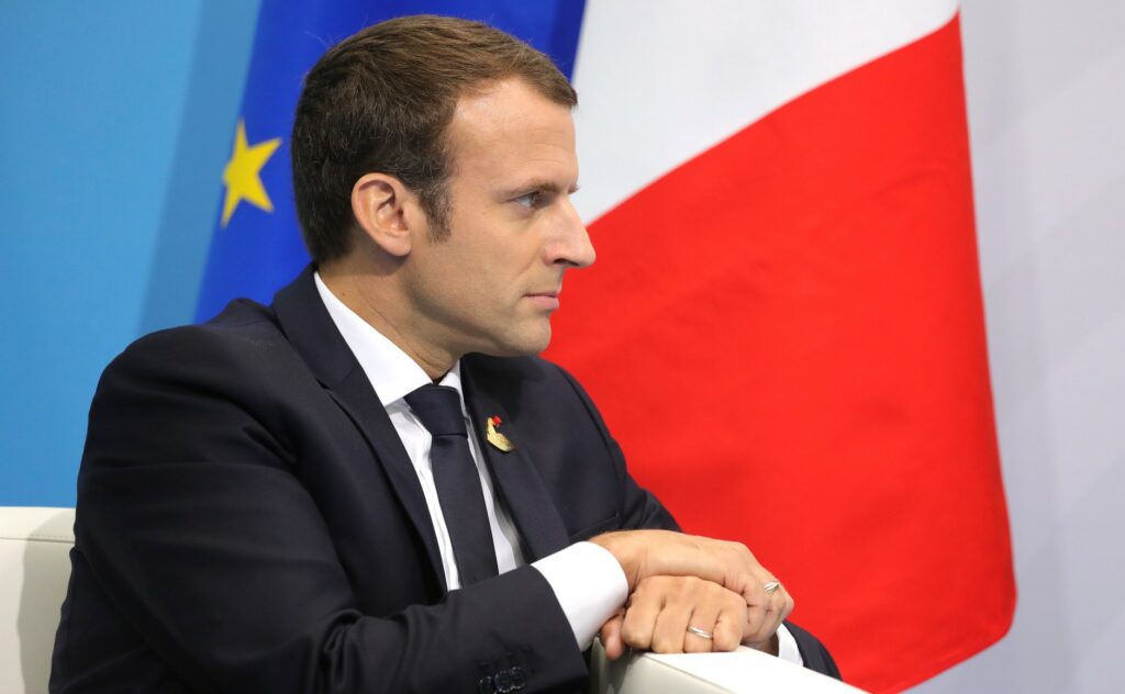 Siria: După retragerea SUA, Macron se teme de soarta militarilor francezi