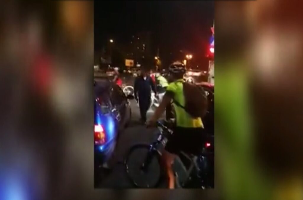 A scos pistolul și s-a dat la ei! Poliția îl caută pe „Vânătorul de bicicliști”! VIDEO