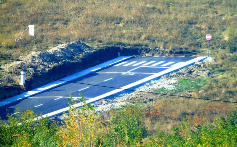 Tragi-comedie în România. Primarul a turnat asfalt....în câmp