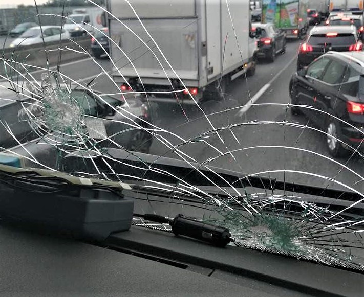Șofer român de tir atacat de imigranți în Franța